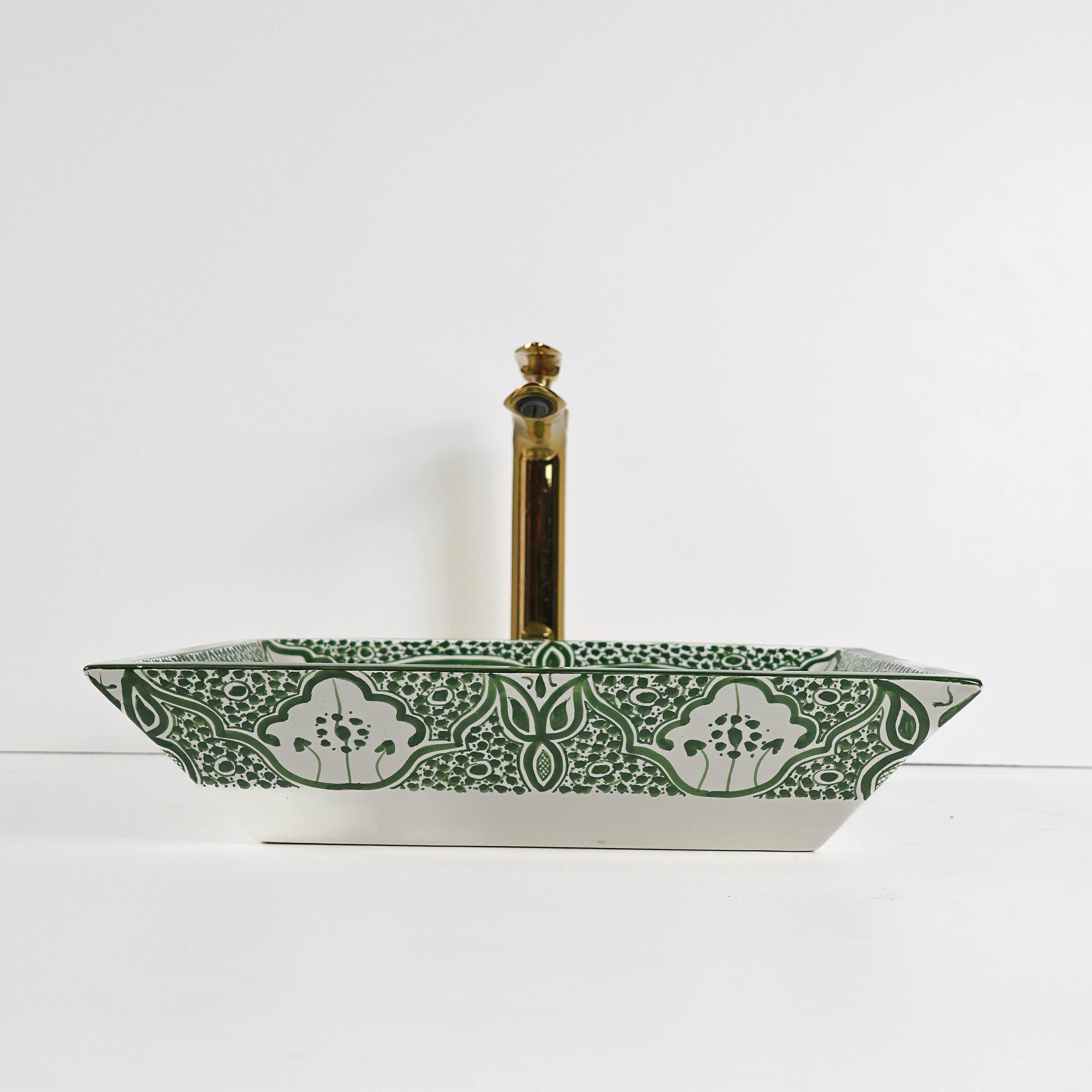 Lavabo artisanal marocain en céramique peint à la main, couleur vert émeraude.
