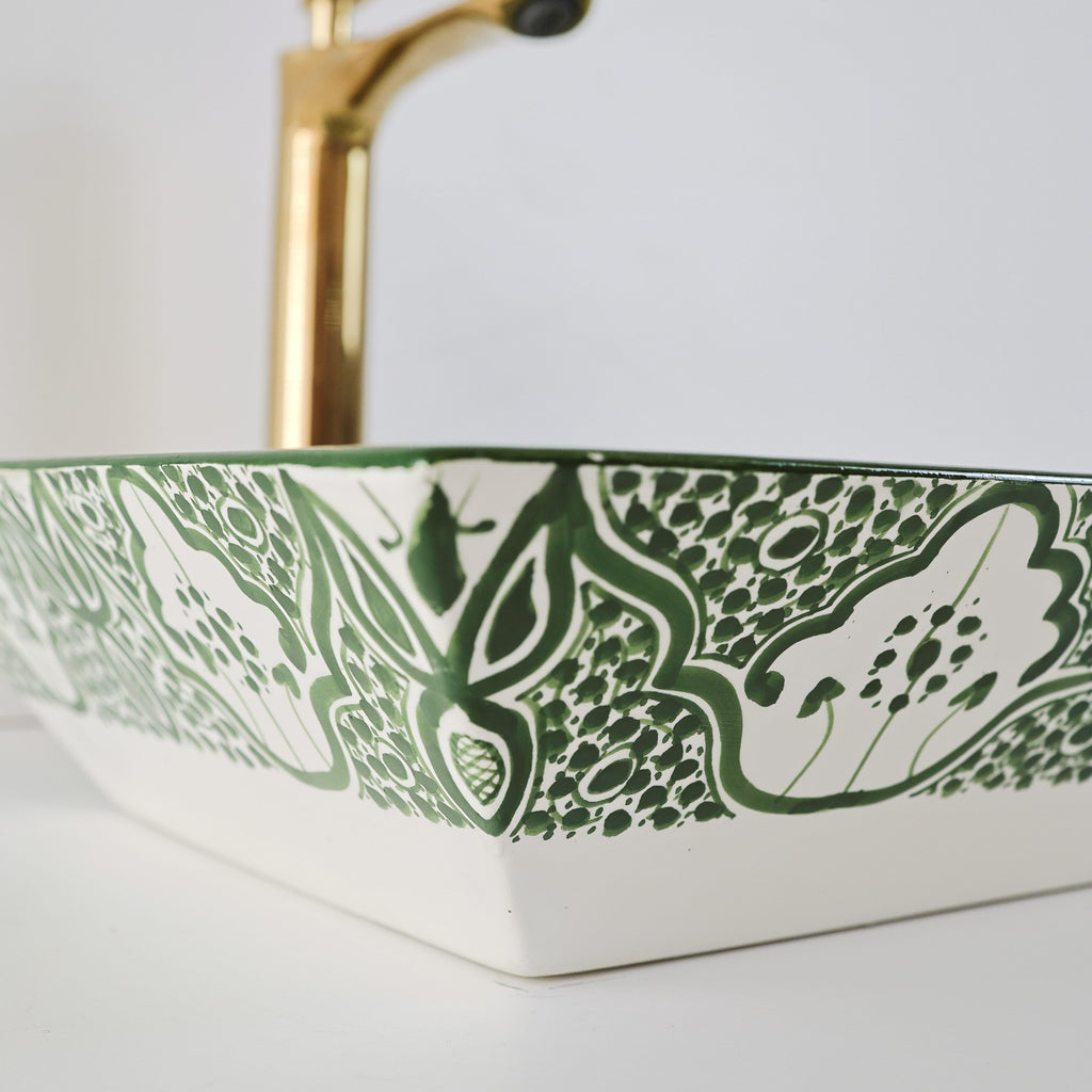 Lavabo artisanal marocain en céramique peint à la main, couleur vert émeraude.