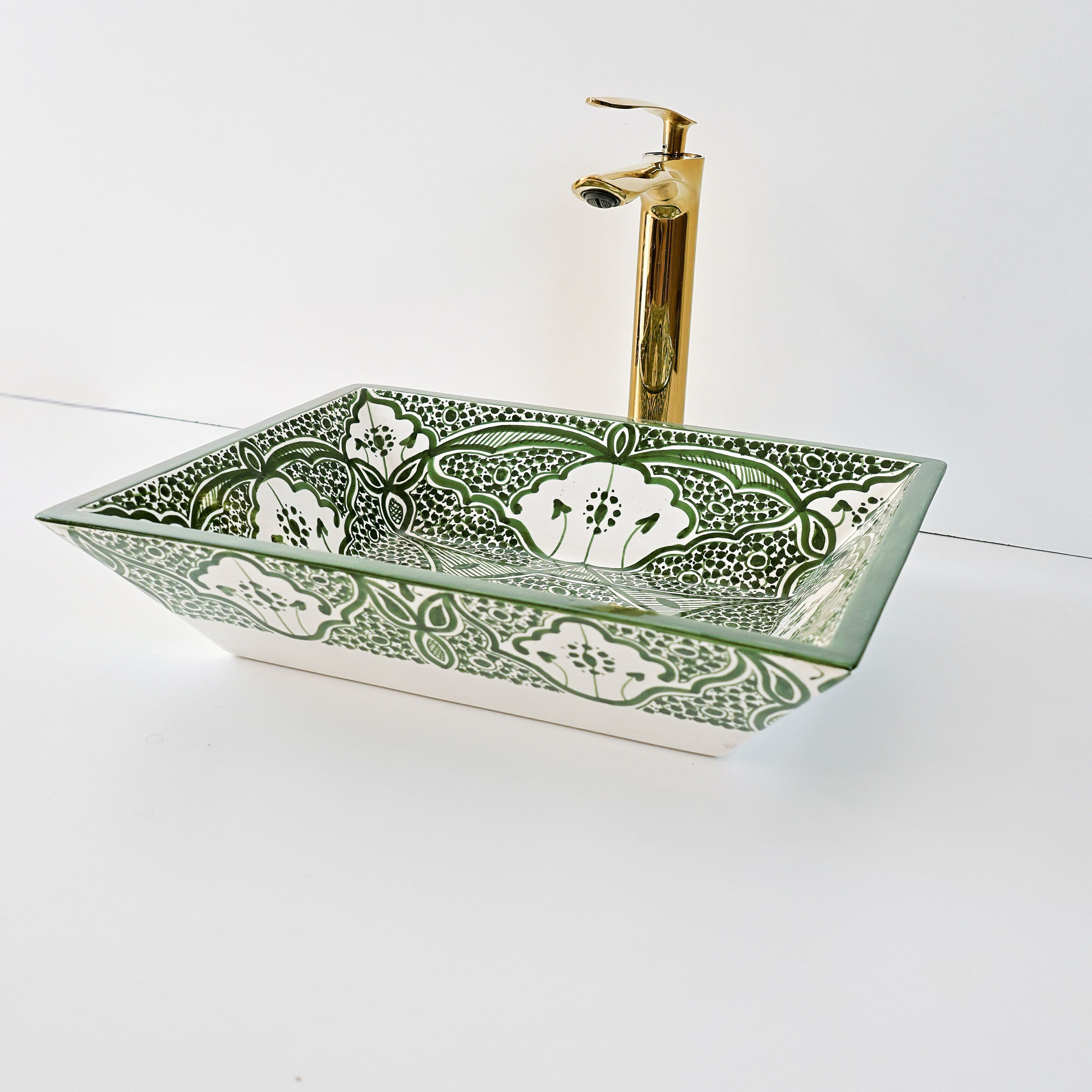 Lavabo artisanal marocain en céramique peint à la main, couleur vert émeraude.
