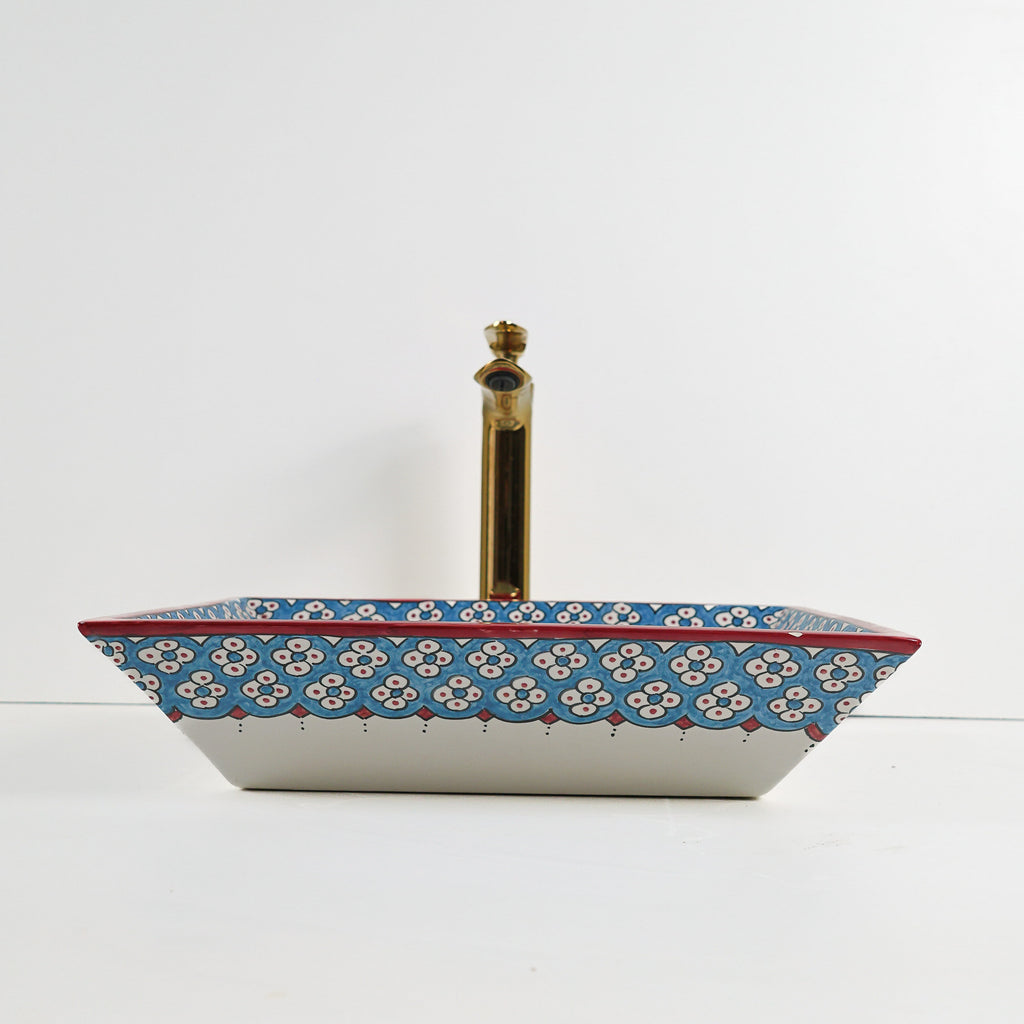 Vasque à poser design bicolore bleu ciel et rouge vif, style artistique contemporain pour salle de bain Maroc.