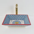 Vasque à poser design bicolore bleu ciel et rouge vif, style artistique contemporain pour salle de bain Maroc.