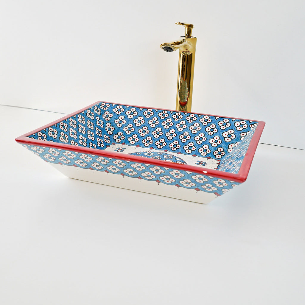 Vasque à poser design bicolore bleu ciel et rouge vif, style artistique contemporain pour salle de bain Maroc.