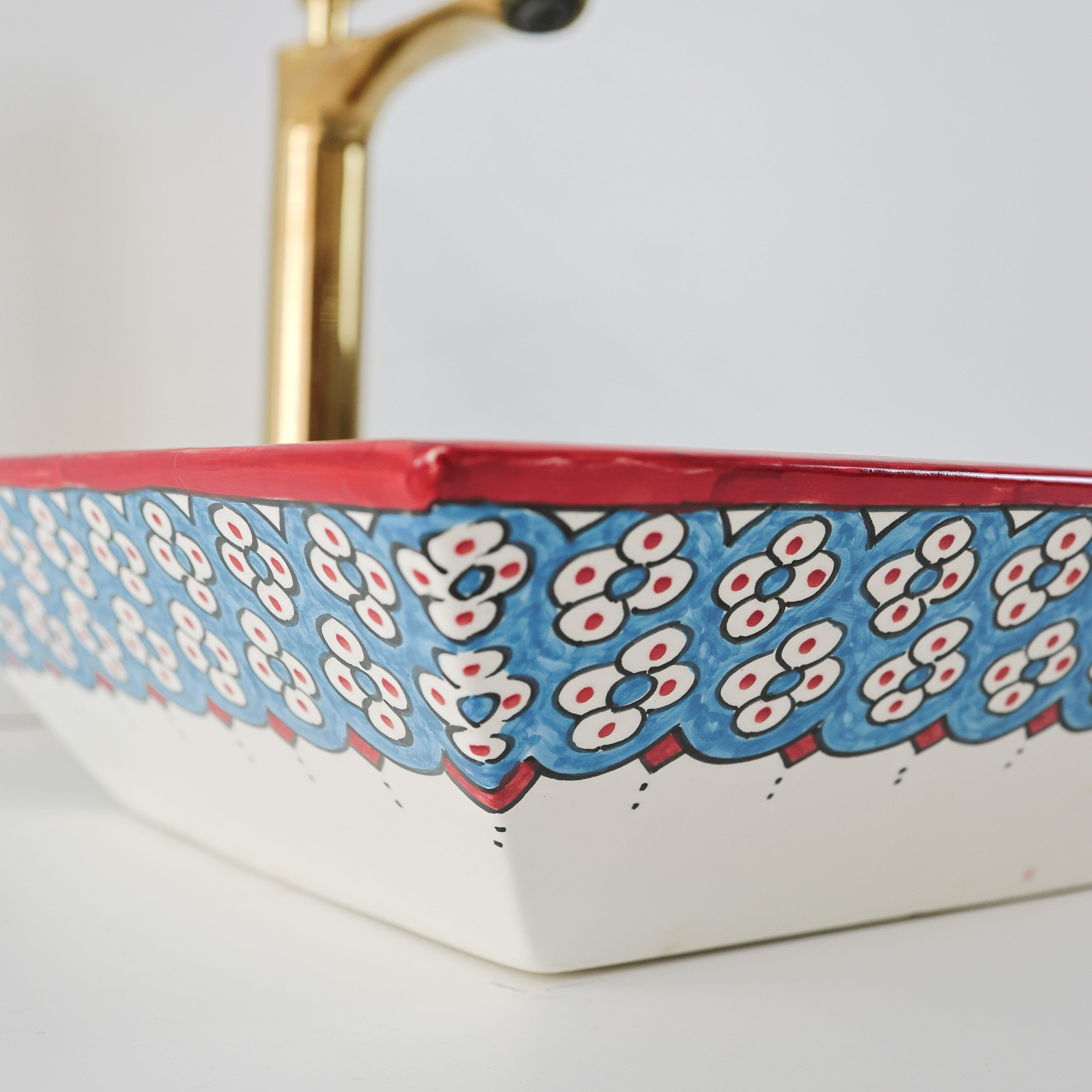Vasque à poser design bicolore bleu ciel et rouge vif, style artistique contemporain pour salle de bain Maroc.
