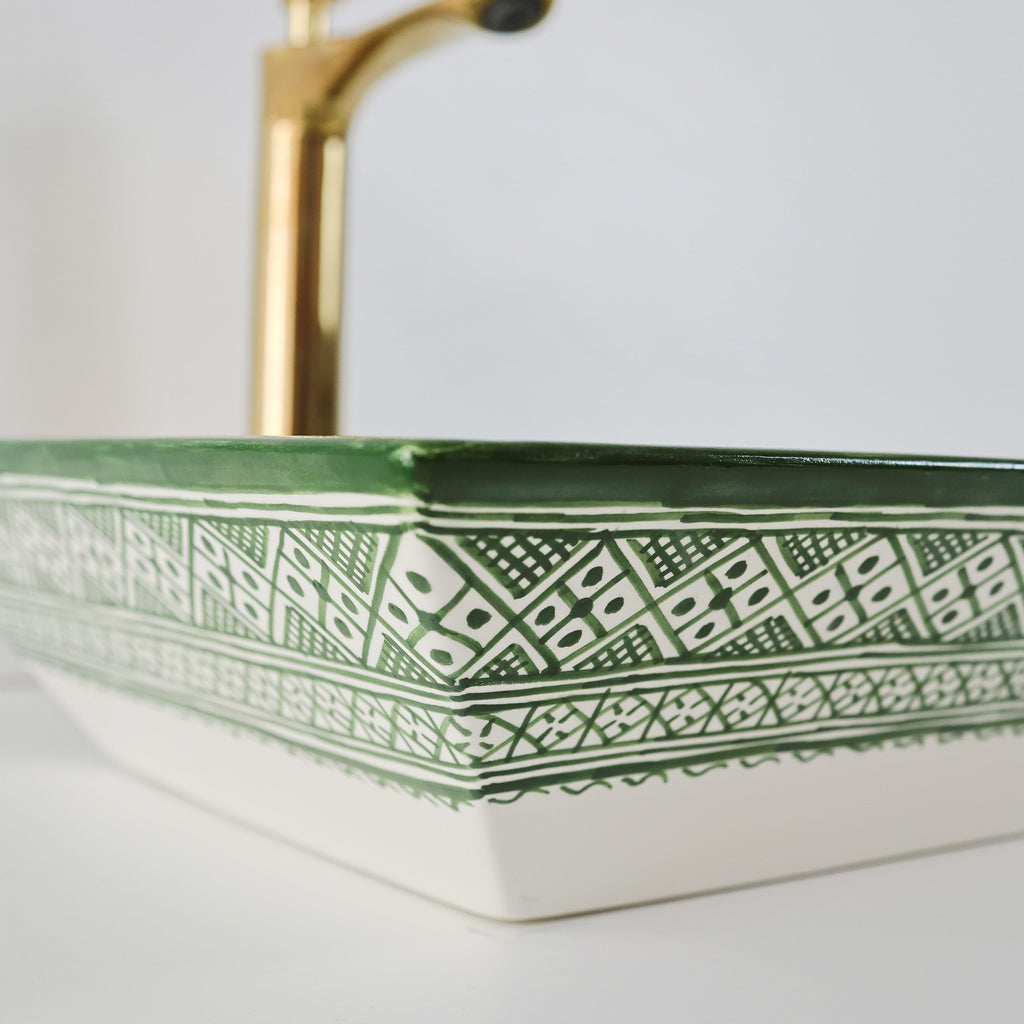 Lavabo artisanal vert  en zellige fassi, décoration authentique pour riad ou maison d'hôtes Marrakech.