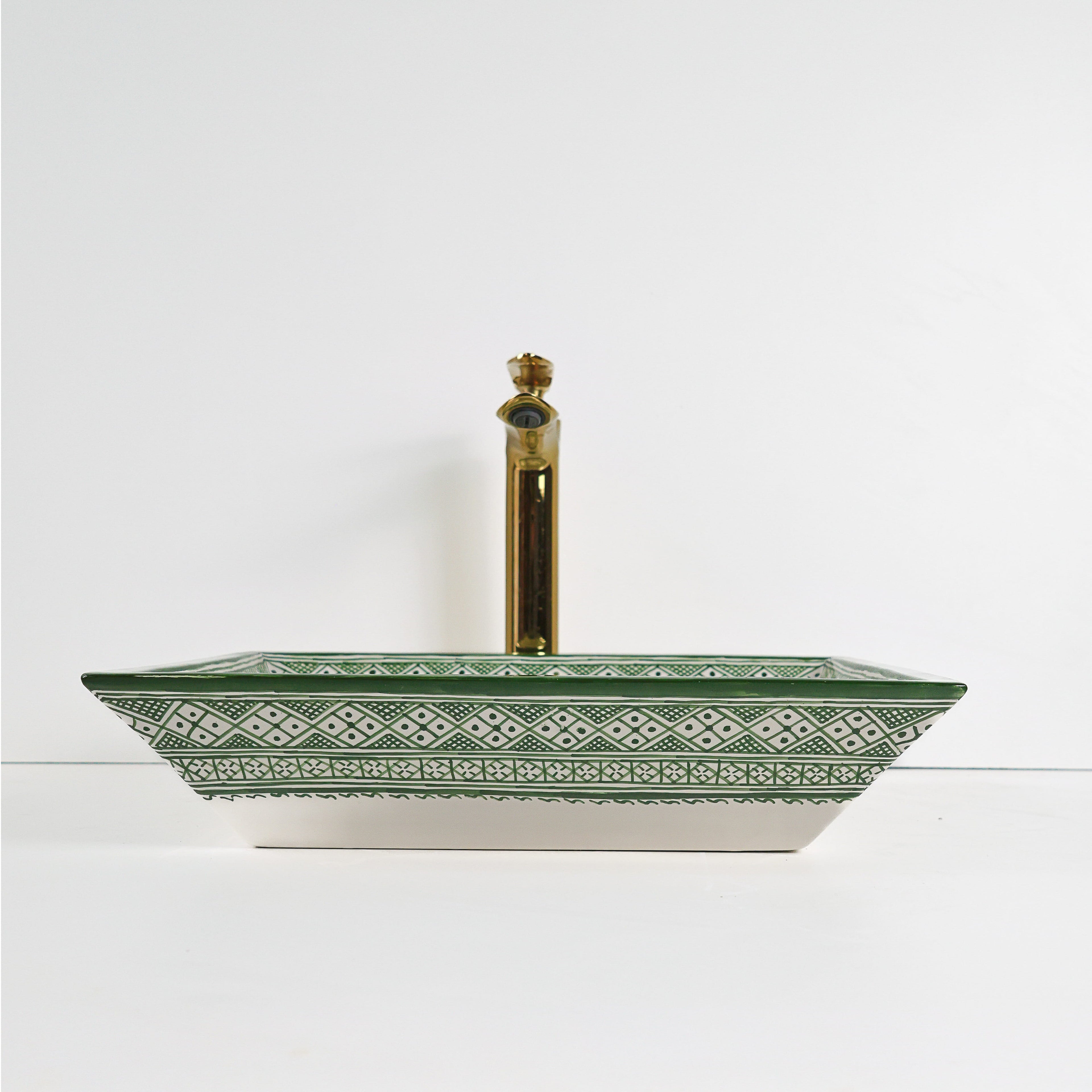 Lavabo artisanal vert  en zellige fassi, décoration authentique pour riad ou maison d'hôtes Marrakech.