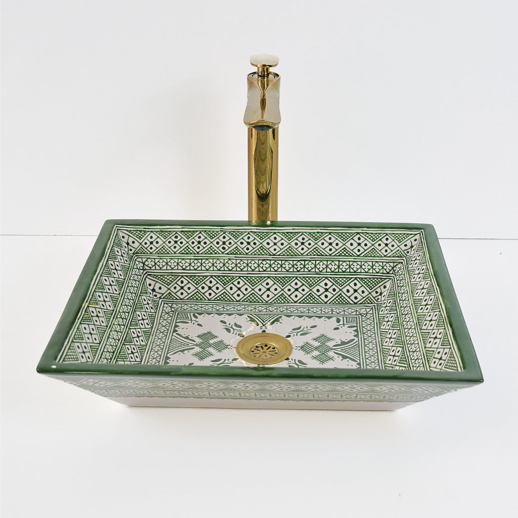 Lavabo artisanal vert en zellige fassi, décoration authentique pour riad ou maison d'hôtes Marrakech.