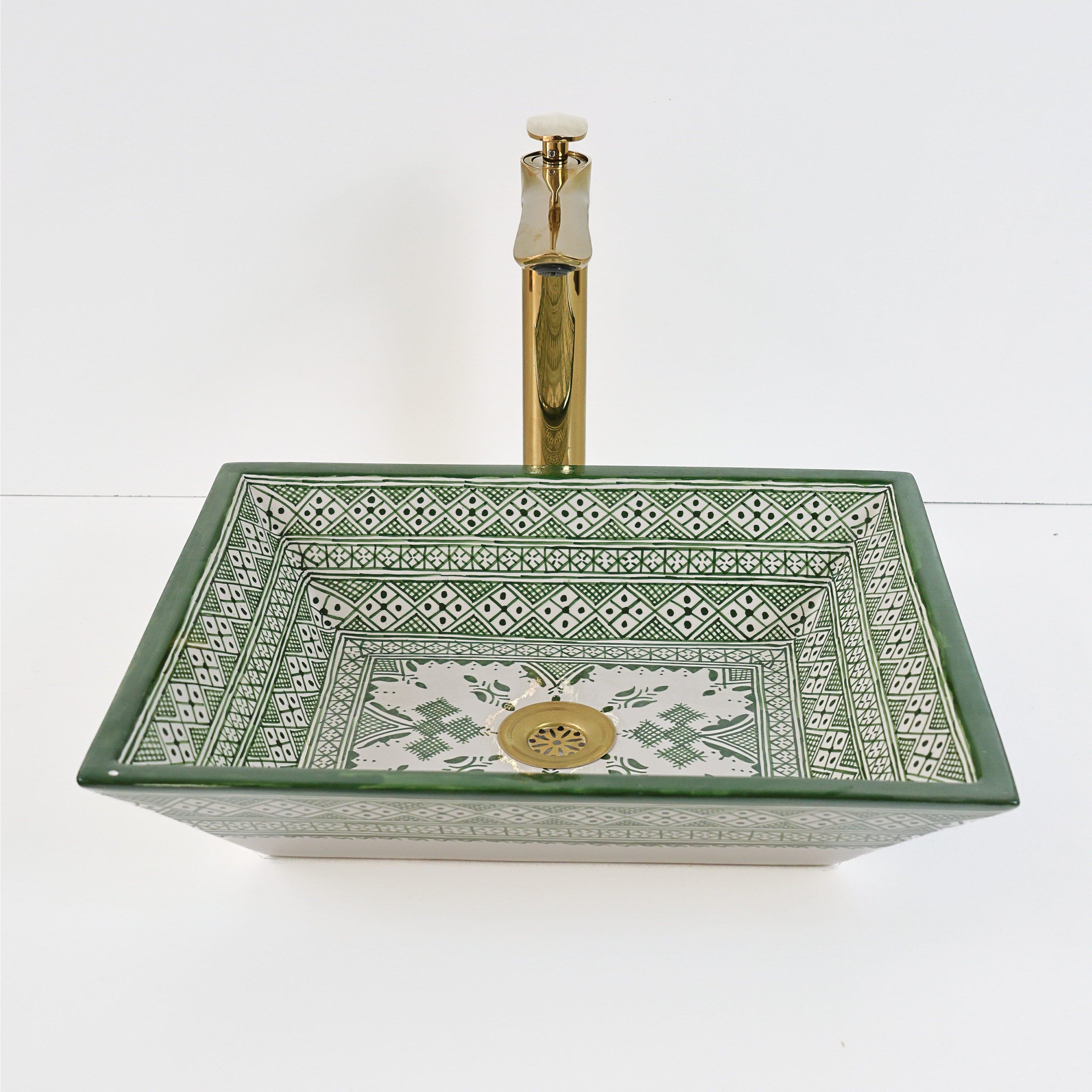 Lavabo artisanal vert en zellige fassi, décoration authentique pour riad ou maison d'hôtes Marrakech.
