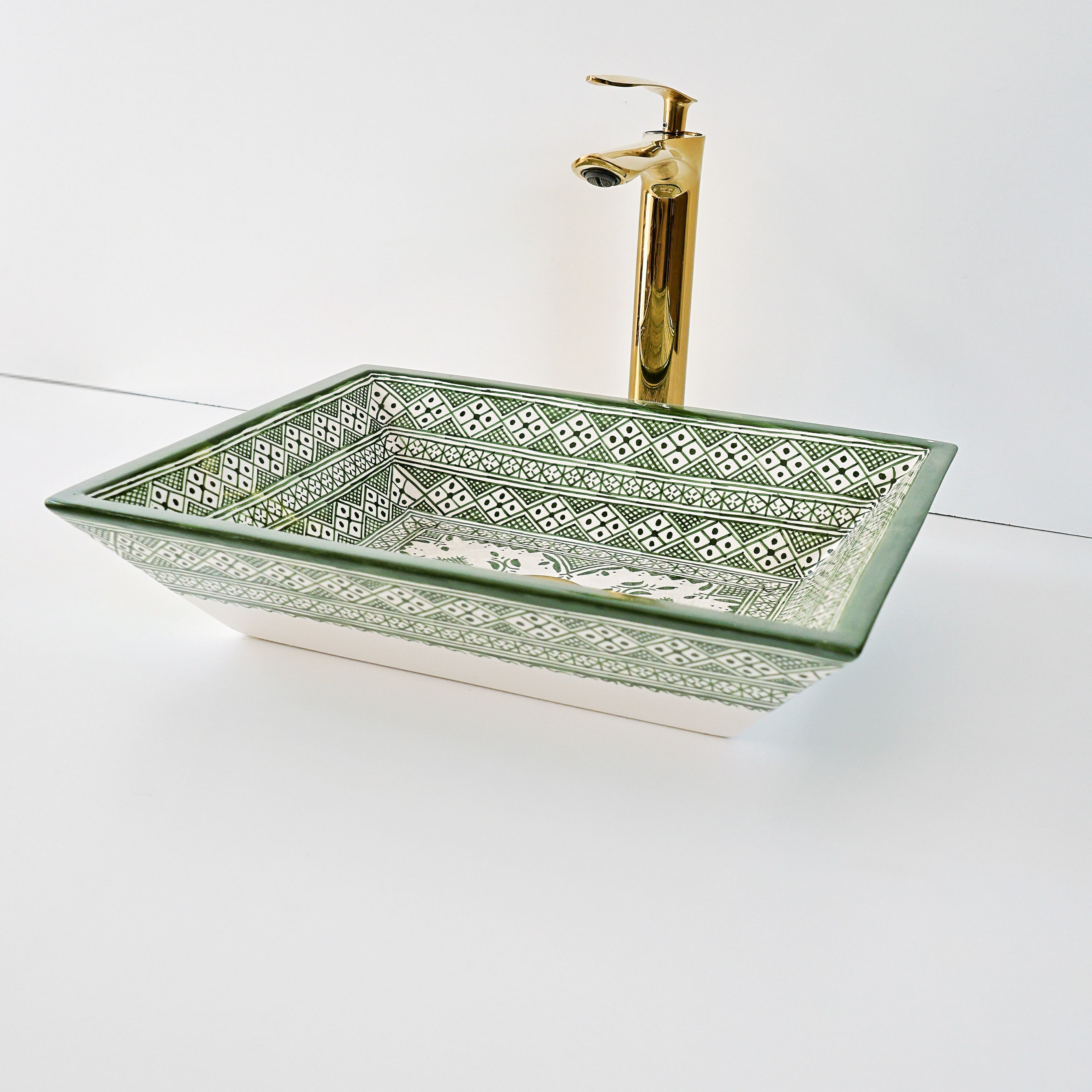 Lavabo artisanal vert  en zellige fassi, décoration authentique pour riad ou maison d'hôtes Marrakech.