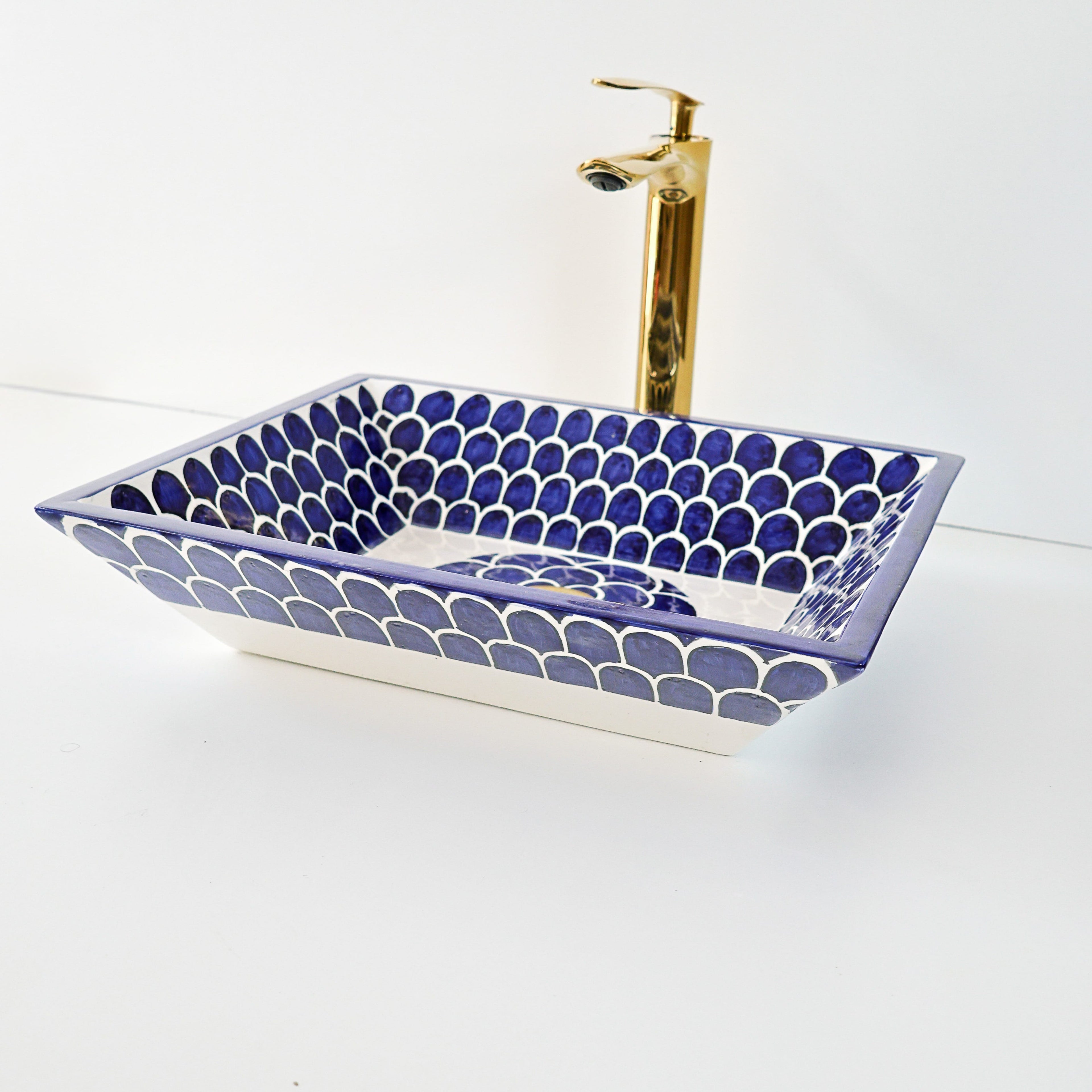 Lavabo bleu cobalt en Argile, style méditerranéen élégant pour villa ou appartement de standing au Maroc.