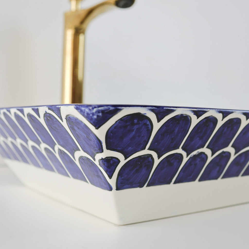 Lavabo bleu cobalt en Argile, style méditerranéen élégant pour villa ou appartement de standing au Maroc.