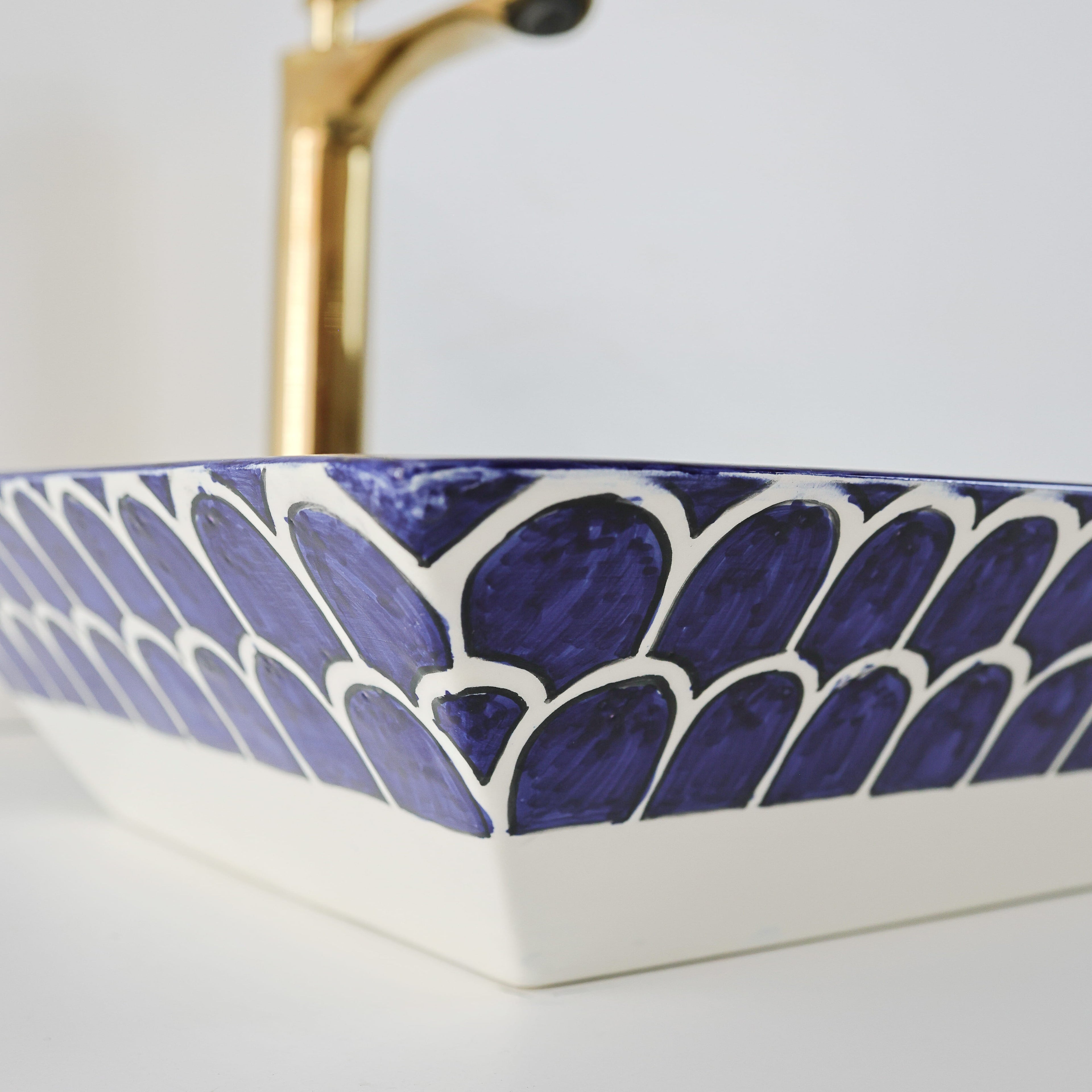 Lavabo bleu cobalt en Argile, style méditerranéen élégant pour villa ou appartement de standing au Maroc.