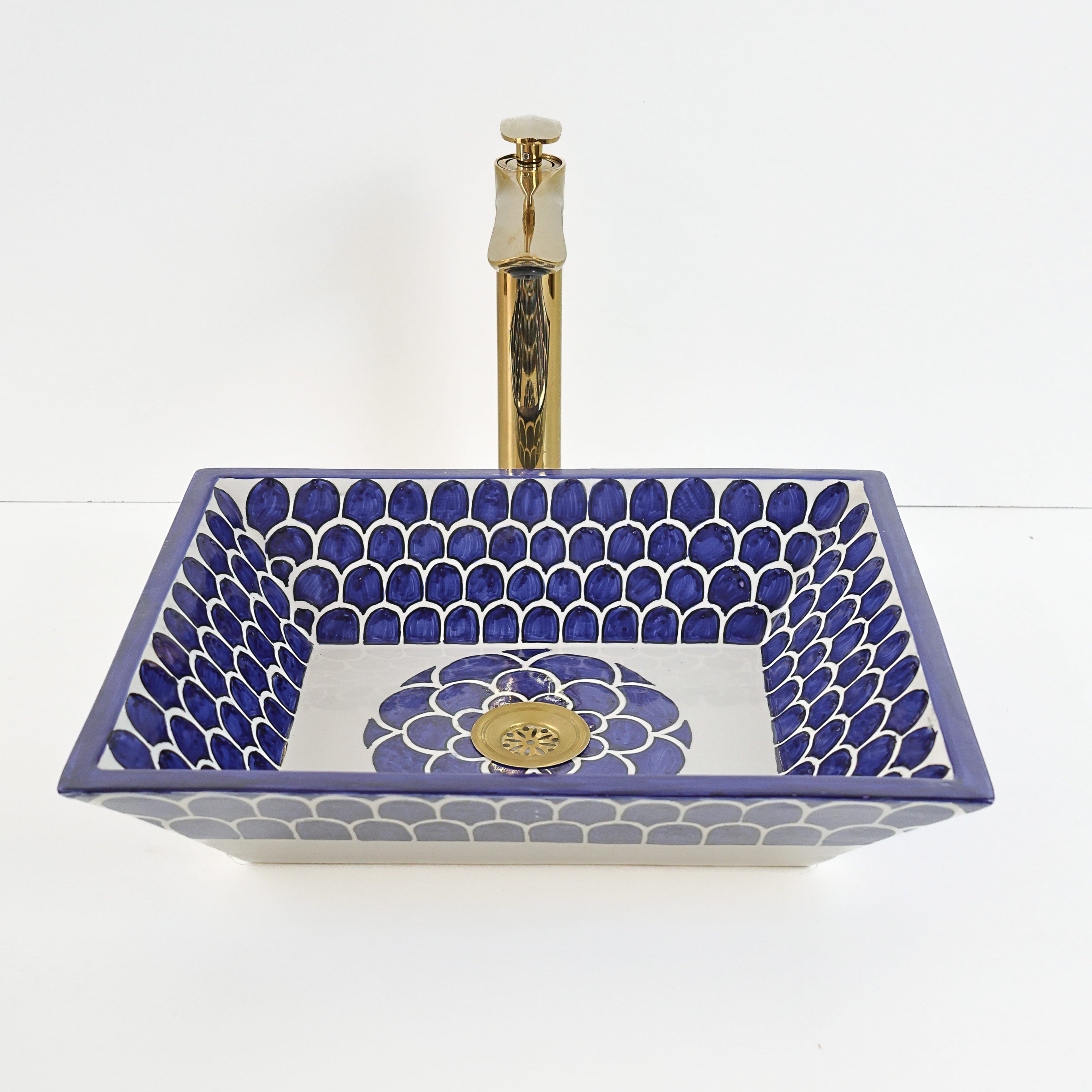 Lavabo bleu cobalt en Argile, style méditerranéen élégant pour villa ou appartement de standing au Maroc.
