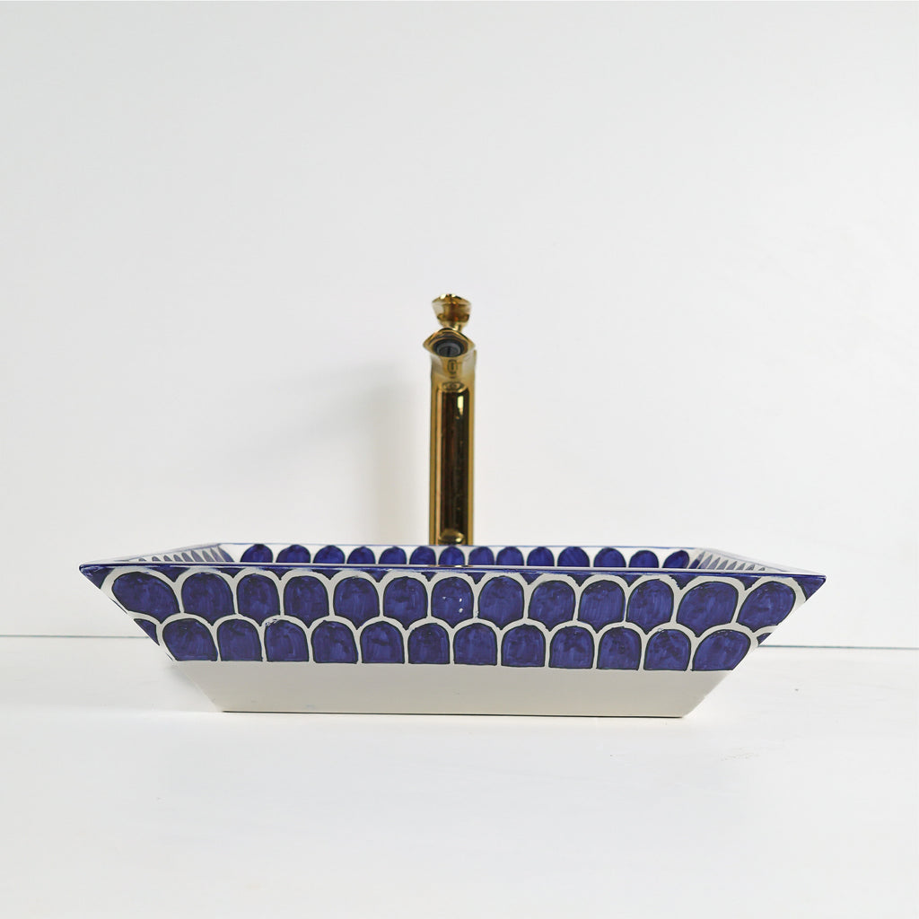 Lavabo bleu cobalt en Argile, style méditerranéen élégant pour villa ou appartement de standing au Maroc.