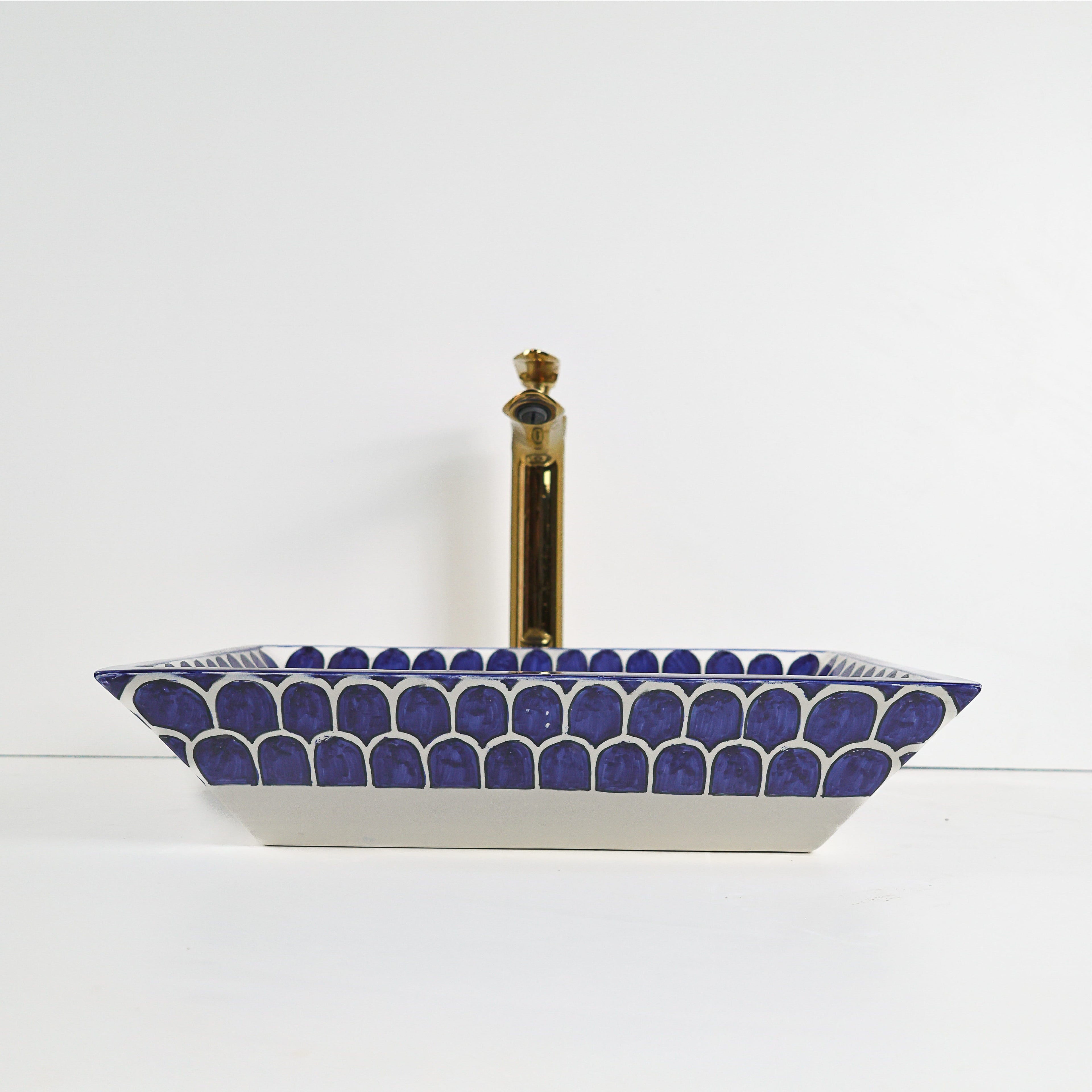 Lavabo bleu cobalt en Argile, style méditerranéen élégant pour villa ou appartement de standing au Maroc.