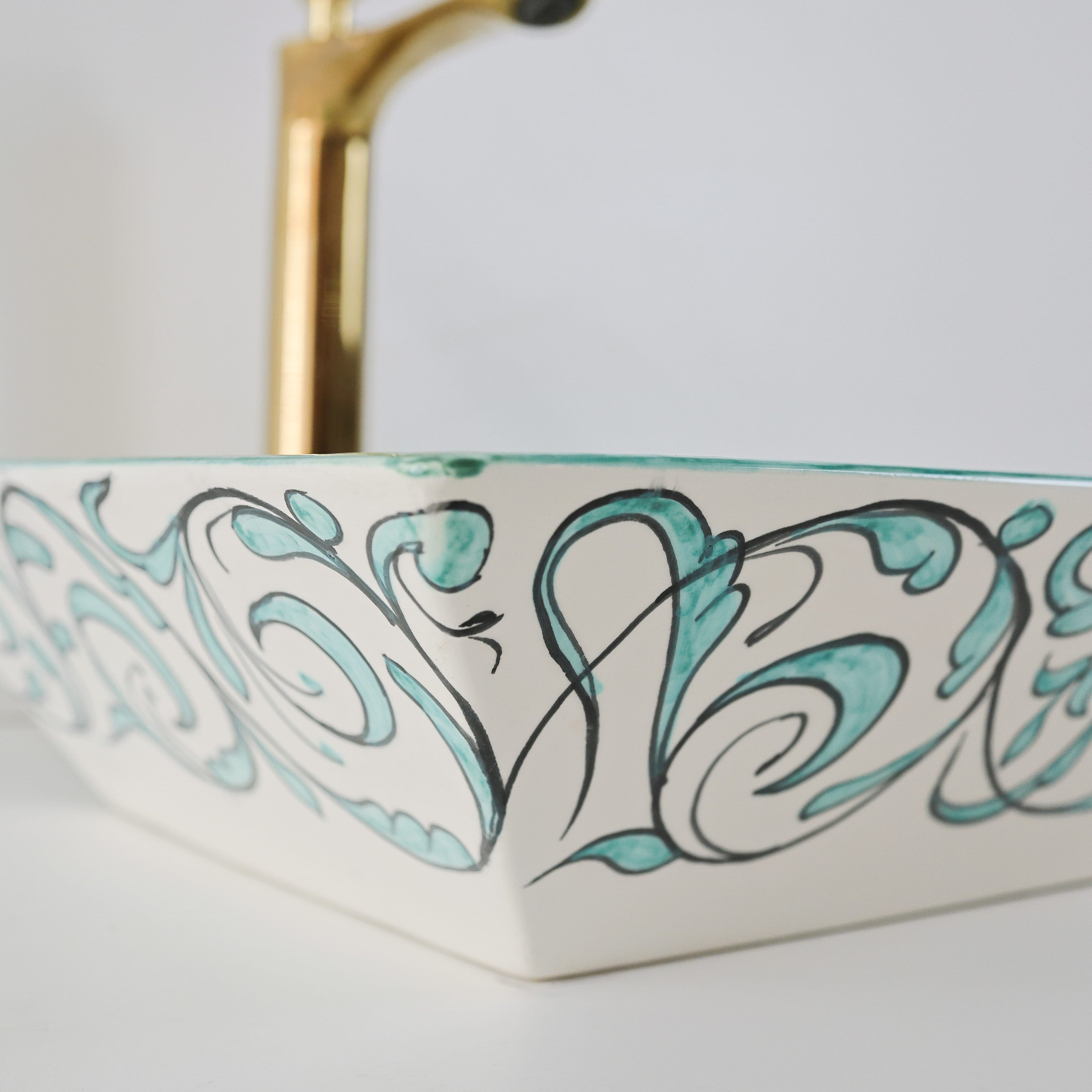 Vasque à poser Rectangulaire avec plage de robinetterie, confort d'utilisation.