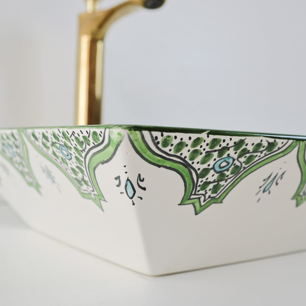 Double vasque rectangulaire pour salle de bain parentale luxe, finition porcelaine.