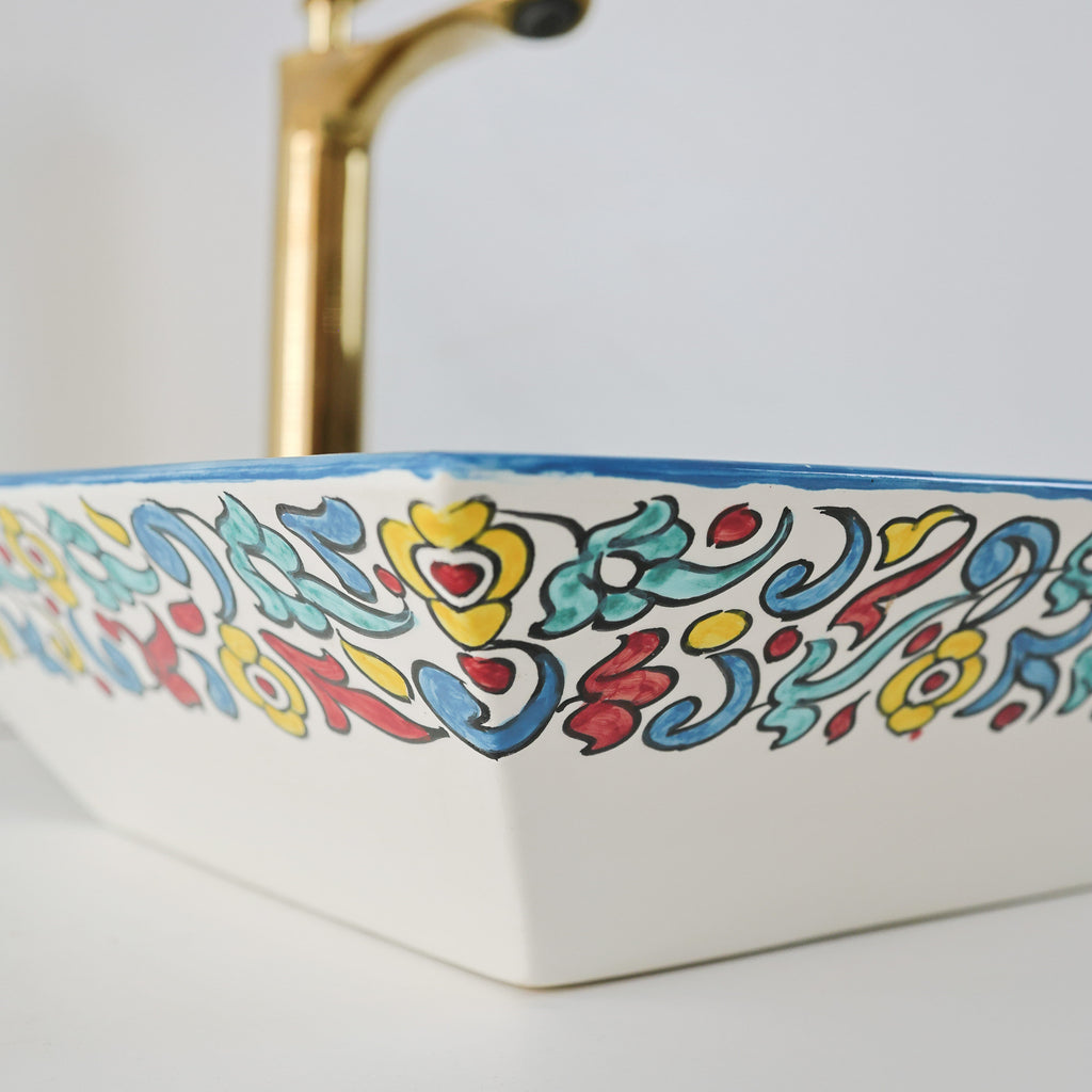 Vasque céramique peinte à la main motifs colorés, décoration artisanale Maroc.
