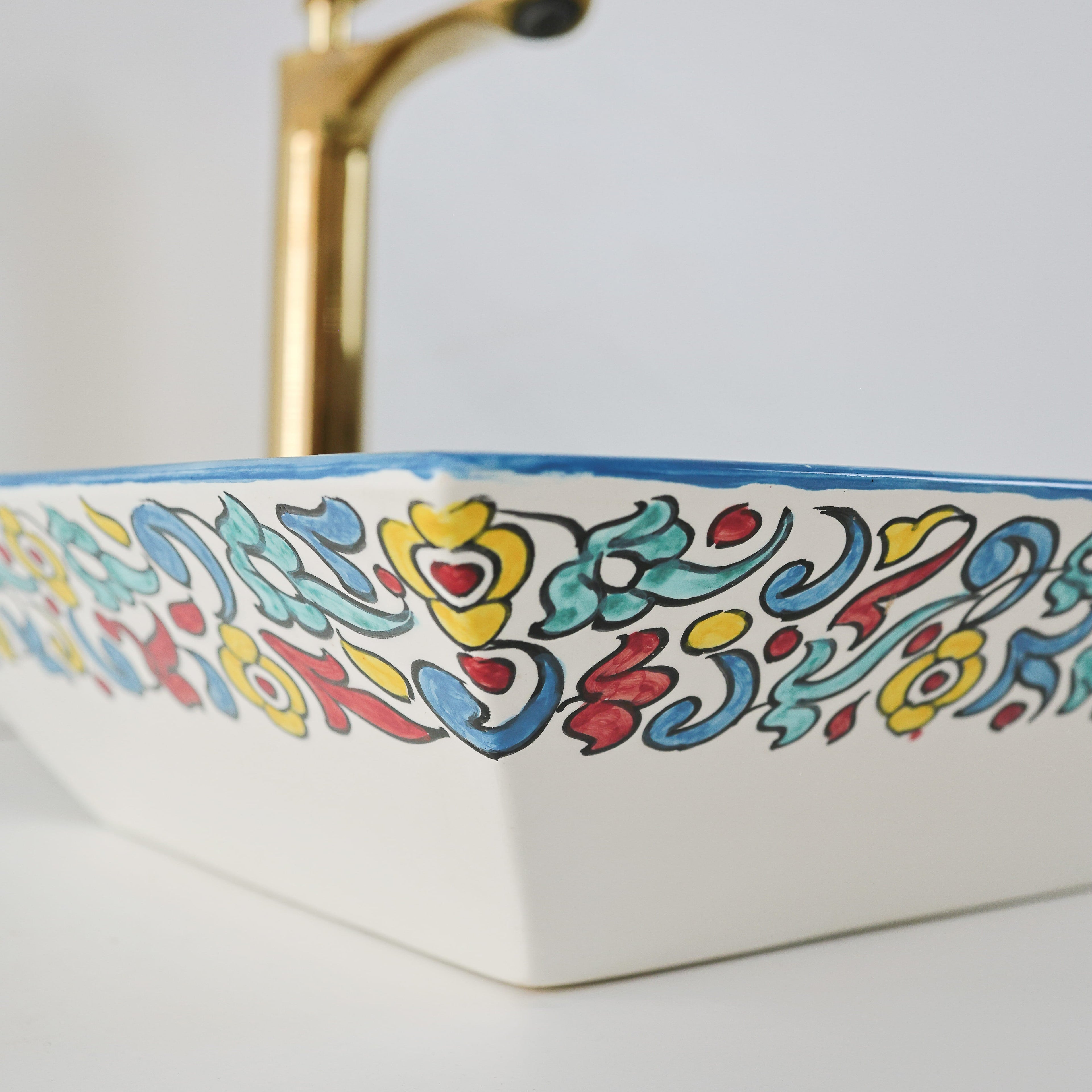 Vasque céramique peinte à la main motifs colorés, décoration artisanale Maroc.