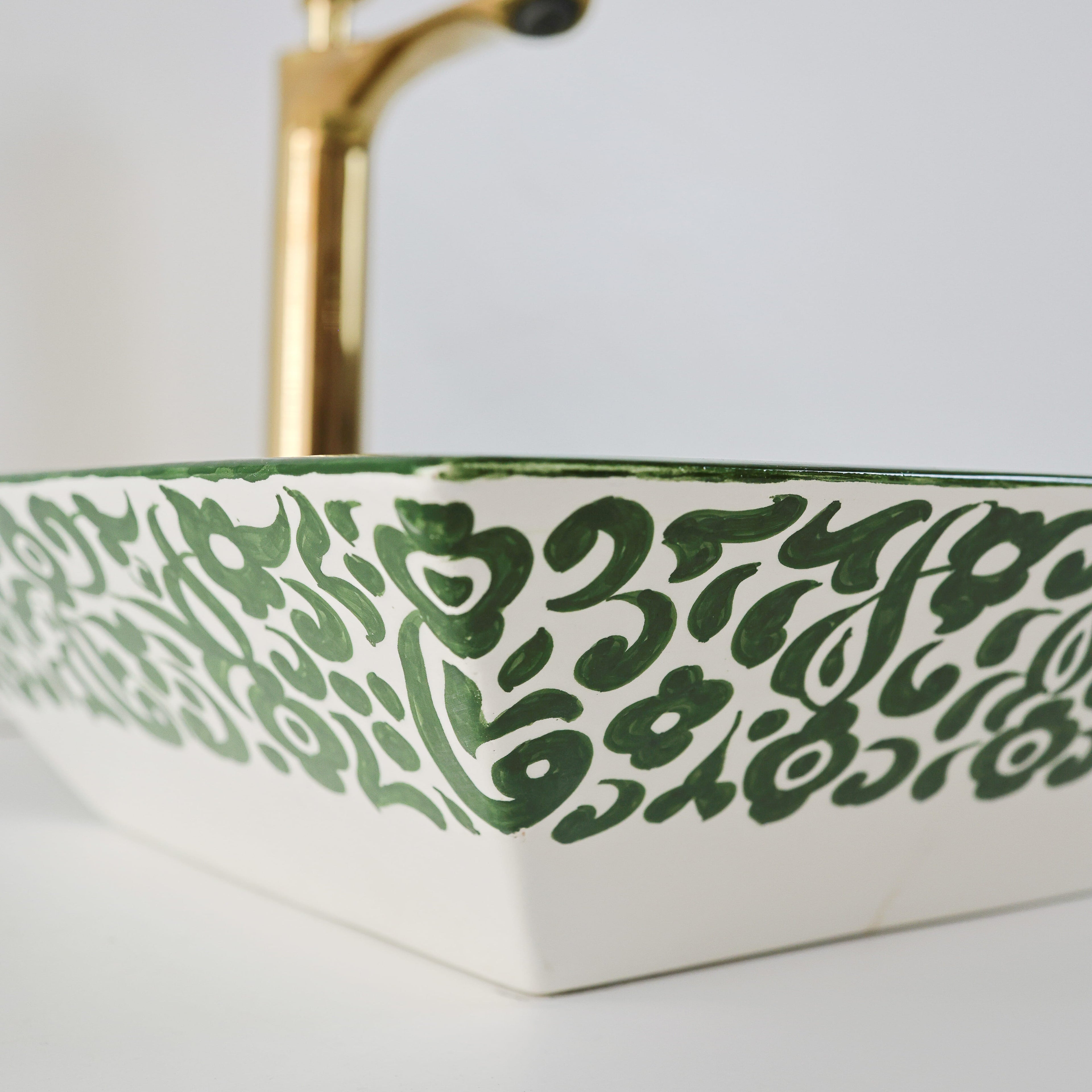 Vasque en Vert et blanc motif de Fleurs, lavabo authentique pour Riad.