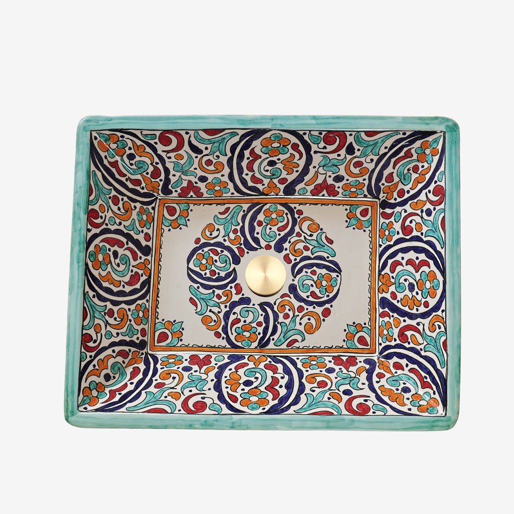 Vasque en coloré trempé transparent avec reflets dorés, décoration luxe Marrakech.