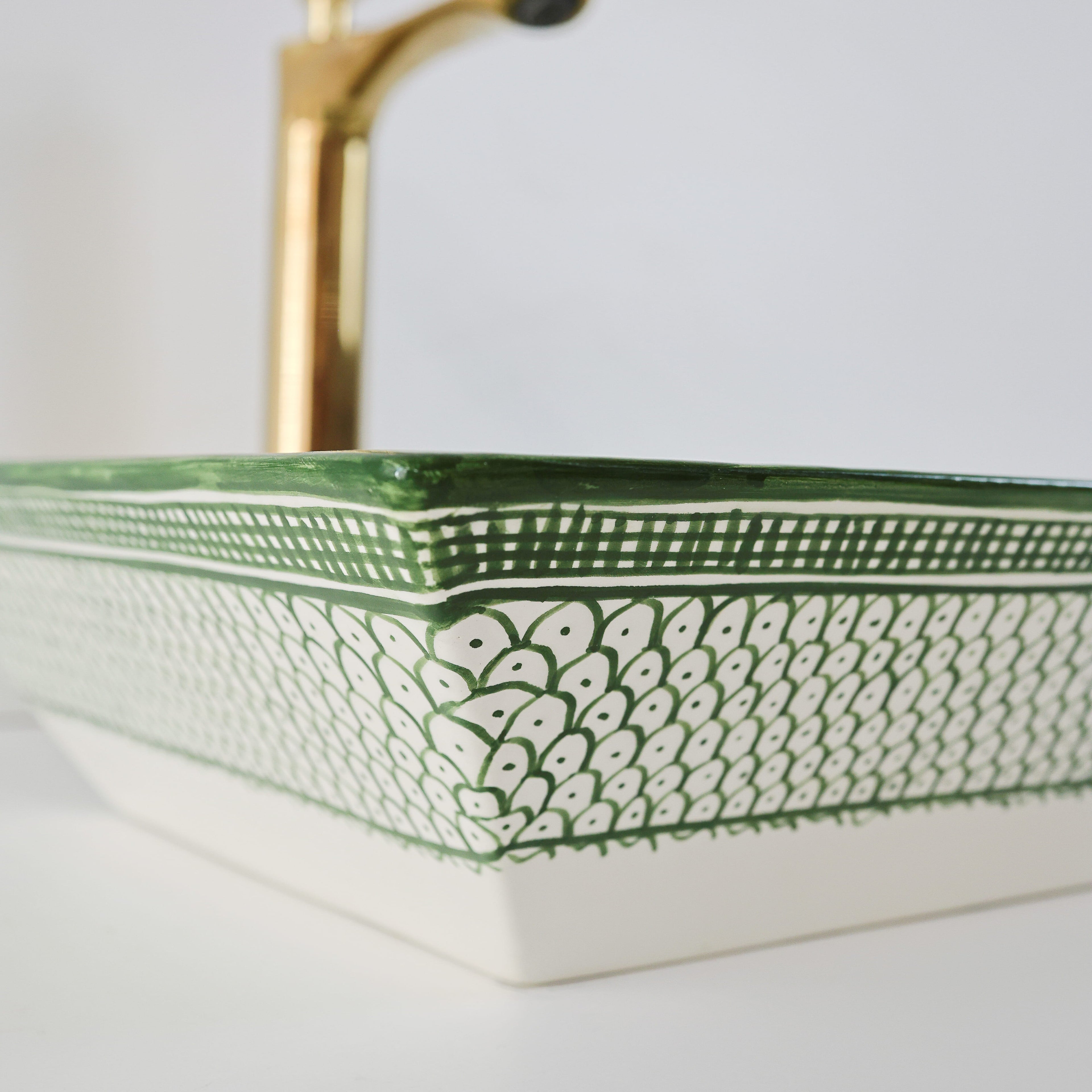 Meuble sous-vasque bois chêne avec lavabo blanc intégré, rangement salle de bain