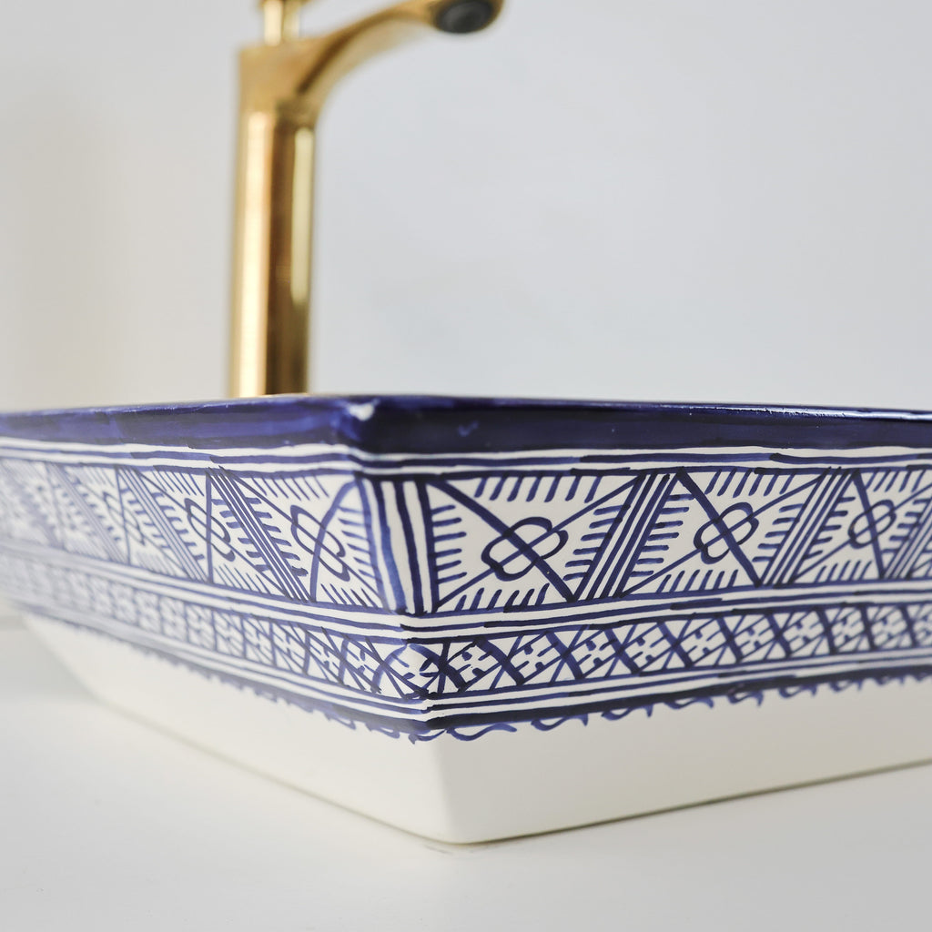 Lavabo d'angle compact pour petite salle de bain ou studio à Agadir.