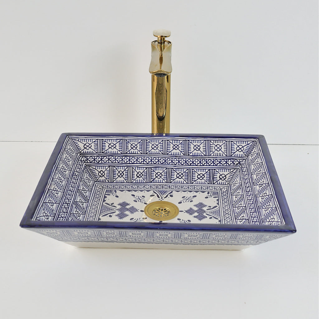 Lavabo d'angle compact pour petite salle de bain ou studio à Agadir.