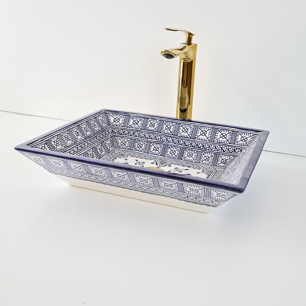 Lavabo d'angle compact pour petite salle de bain ou studio à Agadir.
